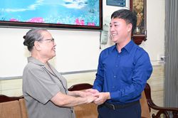 Chủ tịch UBND tỉnh Nguyễn Việt Hùng thăm, tặng quà tri ân người có công với cách mạng tại phường Tây Nha Trang