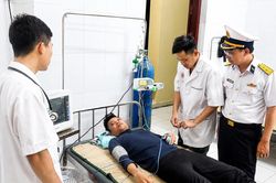 Bệnh xá đảo Song Tử Tây cấp cứu ngư dân bị xuất huyết tiêu hóa trên biển