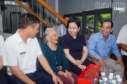 Lãnh đạo Ban Tuyên giáo và Dân vận Tỉnh ủy thăm, tặng quà gia đình có công với cách mạng tại phường Tây Nha Trang