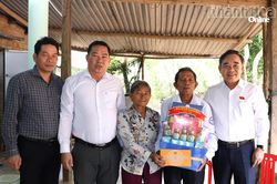 Ph&oacute; Trưởng đo&agrave;n chuy&ecirc;n tr&aacute;ch Đo&agrave;n Đại biểu Quốc hội tỉnh L&ecirc; Hữu Tr&iacute; thăm, tặng qu&agrave; c&aacute;c gia đ&igrave;nh ch&iacute;nh s&aacute;ch