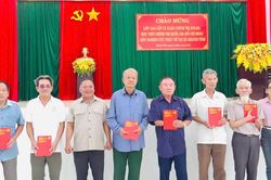 Tặng 17 suất quà cho gia đình có công với cách mạng ở xã Khánh Vĩnh