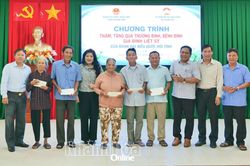 Đoàn Đại biểu Quốc hội tỉnh thăm, tặng quà người có công với cách mạng