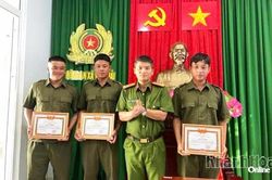 Xã Vĩnh Hải khen thưởng đột xuất 3 thành viên Tổ bảo vệ an ninh trật tự cơ sở
