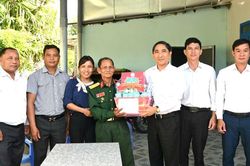 Xã Thuận Bắc thăm, tặng quà các gia đình chính sách