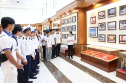 Học viện Hải qu&acirc;n đ&oacute;n hơn 100 thanh ni&ecirc;n, sinh vi&ecirc;n kiều b&agrave;o ti&ecirc;u biểu đến thăm, giao lưu