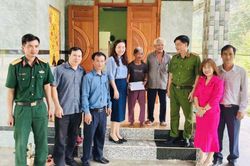 Xã Trung Khánh Vĩnh thăm, tặng quà người có công