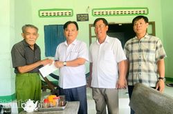 Đảng ủy x&atilde; Phước Hữu thăm, tặng qu&agrave; c&aacute;c gia đ&igrave;nh ch&iacute;nh s&aacute;ch, người c&oacute; c&ocirc;ng