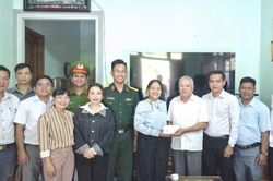 Xã Tây Khánh Vĩnh thăm, tặng quà các gia đình chính sách