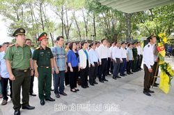 Đo&agrave;n c&ocirc;ng t&aacute;c của tỉnh d&acirc;ng hương, d&acirc;ng hoa c&aacute;c khu di t&iacute;ch lịch sử, Nghĩa trang Liệt sĩ tại tỉnh Quảng Trị nh&acirc;n kỷ niệm 79 năm Ng&agrave;y Thương binh - Liệt sĩ