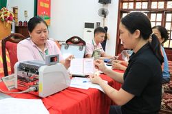 Đình Lập gửi tiền vì người nghèo