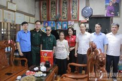 Lãnh đạo Bộ Chỉ huy Quân sự tỉnh thăm, tặng quà gia đình chính sách, người có công với cách mạng tại xã Tân Văn