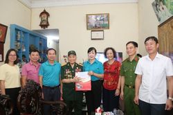 Lãnh đạo phường Kỳ Lừa thăm, tặng quà gia đình chính sách