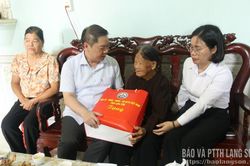 Đồng ch&iacute; Đo&agrave;n Thanh Sơn, Ph&oacute; Chủ tịch UBND tỉnh thăm, tặng qu&agrave; c&aacute;c gia đ&igrave;nh ch&iacute;nh s&aacute;ch v&agrave; l&agrave;m việc với UBND x&atilde; Quốc Kh&aacute;nh