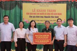 Đồng chí Trần Thanh Nhàn, Phó Chủ tịch UBND tỉnh dự lễ khánh thành, bàn giao nhà cho người có công tại xã Vũ Lăng