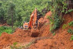 Chung tay th&ocirc;ng đường sau lũ