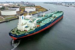 Giá dầu Brent vượt 100 USD/thùng lần đầu tiên kể từ ngày 26/5