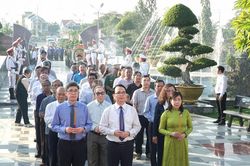 L&atilde;nh đạo tỉnh L&acirc;m Đồng d&acirc;ng hương viếng c&aacute;c Anh h&ugrave;ng liệt sĩ v&agrave; Chủ tịch Hồ Ch&iacute; Minh