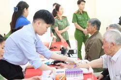 C&ocirc;ng an L&acirc;m Đồng thu nhận mẫu sinh phẩm ADN th&acirc;n nh&acirc;n liệt sĩ