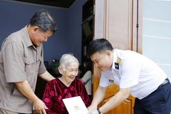 Ban Tuyên giáo và Dân vận Tỉnh ủy Lâm Đồng phối hợp Binh đoàn 20 thăm, tặng quà Mẹ Việt Nam Anh hùng và thân nhân liệt sĩ