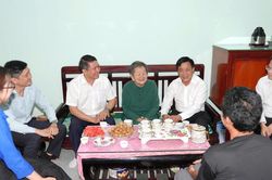 Lãnh đạo TAND tỉnh Lâm Đồng thăm Mẹ Việt Nam Anh hùng Võ Thị Thanh