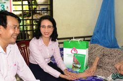 Ng&acirc;n h&agrave;ng Ch&iacute;nh s&aacute;ch x&atilde; hội tỉnh tri &acirc;n Mẹ Việt Nam Anh h&ugrave;ng, gia đ&igrave;nh ch&iacute;nh s&aacute;ch