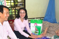 Ng&acirc;n h&agrave;ng Ch&iacute;nh s&aacute;ch x&atilde; hội tỉnh tri &acirc;n Mẹ Việt Nam Anh h&ugrave;ng, gia đ&igrave;nh ch&iacute;nh s&aacute;ch