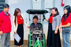 Trao phương tiện gi&uacute;p người khuyết tật v&agrave; hệ thống lọc nước cho trường học