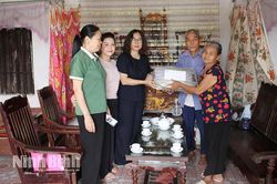 Hội Nhà báo tỉnh Ninh Bình thăm, tặng quà các gia đình chính sách nhân kỷ niệm 79 năm Ngày Thương binh - Liệt sĩ