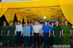 Lễ thắp nến tri ân các Anh hùng Liệt sĩ tại Nghĩa trang Liệt sĩ xã Quỳnh Lưu
