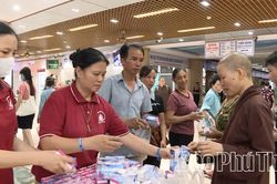 Ph&aacute;t ch&aacute;o, sữa miễn ph&iacute; cho bệnh nh&acirc;n ngh&egrave;o