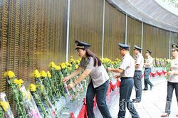 Thi h&agrave;nh &aacute;n d&acirc;n sự tỉnh Ph&uacute; Thọ d&acirc;ng hương tưởng niệm c&aacute;c Anh h&ugrave;ng liệt sĩ