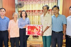 Lãnh đạo Đoàn đại biểu Quốc hội tỉnh thăm, tặng quà gia đình chính sách, người có công