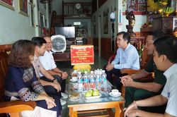 Đồng ch&iacute; Trưởng ban Tổ chức Tỉnh ủy thăm, tặng qu&agrave; gia đ&igrave;nh ch&iacute;nh s&aacute;ch