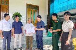 Quảng Trạch: Thăm, tặng qu&agrave; gia đ&igrave;nh người c&oacute; c&ocirc;ng với c&aacute;ch mạng