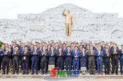 Đoàn đại biểu dự Hội nghị giao ban công tác phối hợp phòng, chống ma túy qua biên giới dâng hương Đền thờ Bác Hồ