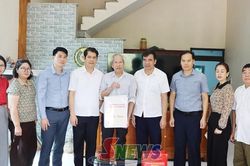 Đồng ch&iacute; Ph&oacute; Chủ tịch Thường trực HĐND tỉnh thăm, tặng qu&agrave; thương binh, bệnh binh tại x&atilde; Tường Hạ