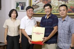 B&aacute;o v&agrave; ph&aacute;t thanh, truyền h&igrave;nh Tuy&ecirc;n Quang thăm, tặng qu&agrave; c&aacute;c gia đ&igrave;nh ch&iacute;nh s&aacute;ch nh&acirc;n dịp 27-7