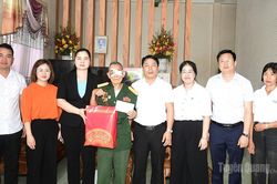 Đo&agrave;n đại biểu Quốc hội tỉnh thăm, tặng 50 suất qu&agrave; cho c&aacute;c gia đ&igrave;nh ch&iacute;nh s&aacute;ch tr&ecirc;n địa b&agrave;n