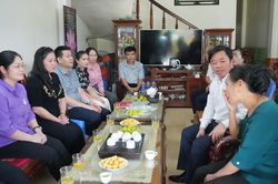 Đồng ch&iacute; B&ugrave;i Văn Lương thăm, tặng qu&agrave; gia đ&igrave;nh liệt sĩ tại x&atilde; Chợ R&atilde;