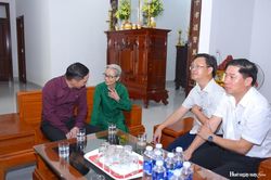 Lãnh đạo Trung ương và TP. Huế thăm, tặng quà gia đình chính sách