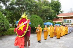 Lai Ch&acirc;u: Ban Trị sự Phật gi&aacute;o tỉnh d&acirc;ng hoa, tưởng niệm anh h&ugrave;ng liệt sĩ trước thềm đại hội