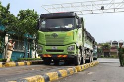 H&agrave; Nội: CSGT tuần tra tr&ecirc;n quốc lộ v&agrave; đường li&ecirc;n x&atilde; xử l&yacute; xe chở qu&aacute; tải
