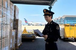 Xuất khẩu qua sân bay Cam Ranh tăng mạnh, thêm nhiều doanh nghiệp mở tờ khai