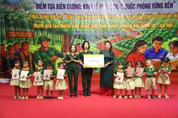 Nhà xuất bản Giáo dục Việt Nam đưa sách đến vùng biên, tiếp sức học sinh trước năm học mới