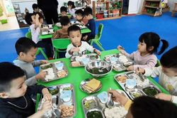 Phụ huynh có thể theo dõi bữa ăn bán trú của con bằng điện thoại từ năm học mới