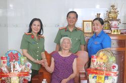 An Giang: Cục Công tác chính trị, Công an An Giang thăm, tặng quà Mẹ Việt Nam anh hùng