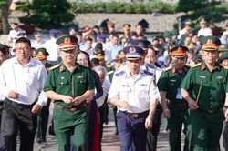 Cảnh s&aacute;t biển Việt Nam tri &acirc;n Anh h&ugrave;ng liệt sĩ, đồng h&agrave;nh c&ugrave;ng qu&acirc;n v&agrave; d&acirc;n C&ocirc;n Đảo