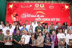 Những 'người giữ lửa' và cuộc hội ngộ qua những bức di ảnh