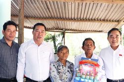 Phó Trưởng đoàn chuyên trách Đoàn Đại biểu Quốc hội tỉnh Lê Hữu Trí thăm, tặng quà các gia đình chính sách