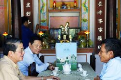 Nguy&ecirc;n Ph&oacute; Chủ tịch Quốc hội Nguyễn Đức Hải d&acirc;ng hương, tri &acirc;n c&aacute;c anh h&ugrave;ng liệt sĩ, c&aacute;c Mẹ Việt Nam anh h&ugrave;ng